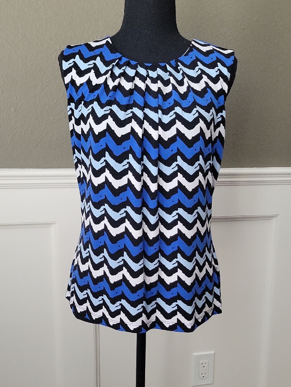 Calvin Klein Sleeveless Chevron Print Camisole in Blue, Black & White
